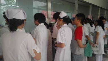 某醫(yī)院餐廳開餐現(xiàn)場