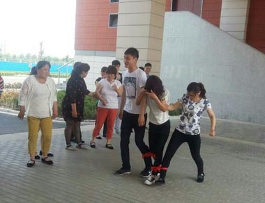 鄭州區(qū)域員工正在進行&ldquo;綁腿跑&rdquo;