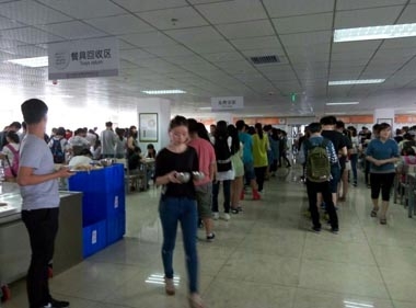 某知名培訓(xùn)機(jī)構(gòu)餐廳開餐現(xiàn)場