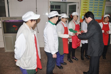 山東市場葛總除夕慰問員工 山東市場葛總除夕慰問員工