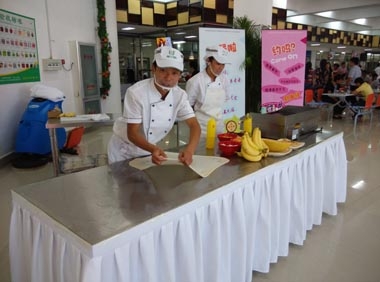餐廳現(xiàn)場表演&ldquo;飛餅