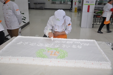 員工正在制作開業(yè)蛋糕 員工正在制作開業(yè)蛋糕