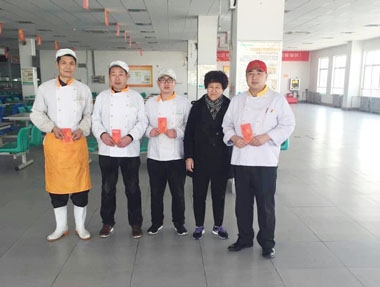 山東二區(qū)張總除夕慰問員工 山東二區(qū)張總除夕慰問員工