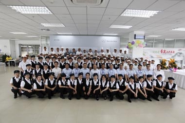 薦董與開(kāi)業(yè)人員合影