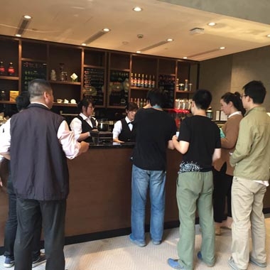 惠普員工現(xiàn)場進(jìn)行品鑒