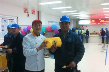 高偉偉經理與甲方員工合影