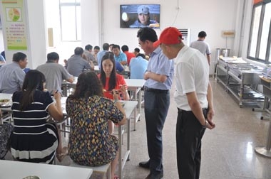 葛總問(wèn)詢老師對(duì)餐品的意見(jiàn)