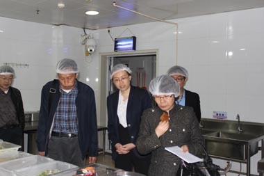 煙臺(tái)市教育局領(lǐng)導(dǎo)參觀育才中學(xué)健力源餐廳后廚