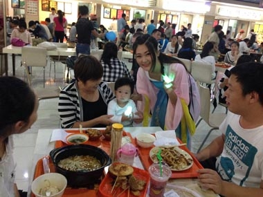 &ldquo;花千骨&rdquo;與顧客合影（二） 