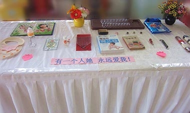 &ldquo;關(guān)愛母親，慈母展區(qū)&rdquo;中的各種物件