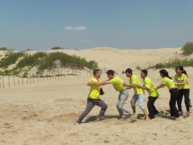 沈陽大區(qū)優(yōu)秀員工在旅行中玩&ldquo;撕名牌&rdquo;游戲