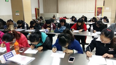 學(xué)員們認(rèn)真考試 學(xué)員們認(rèn)真考試