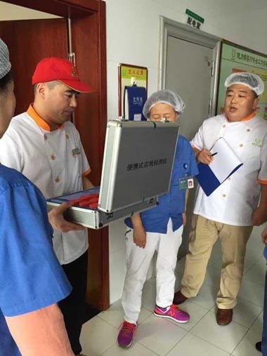 甲方員工觀看餐廳的農(nóng)殘檢測