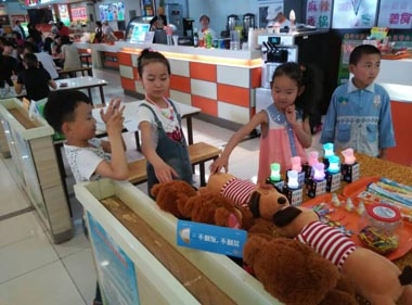 孩子們在濟南美食廣場挑選禮物