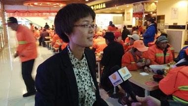 健力源美食廣場(chǎng)經(jīng)理韓玉杰接收媒體采訪(fǎng)