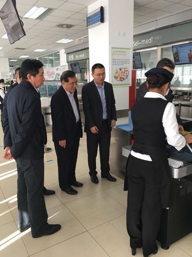 姜會長觀看奔馳健力源餐廳的智盤收銀系統(tǒng) 姜會長觀看奔馳健力源餐廳的智盤收銀系統(tǒng)