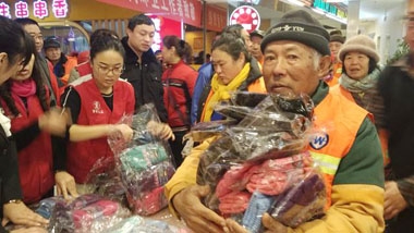 健力源美食廣場(chǎng)的&ldquo;冬日暖心&rdquo;活動(dòng)環(huán)衛(wèi)工人領(lǐng)取手套