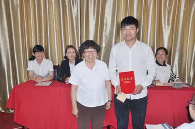 顧總為本次培訓(xùn)第一名王明湘頒發(fā)證書(shū) 顧總為本次培訓(xùn)第一名王明湘頒發(fā)證書(shū)