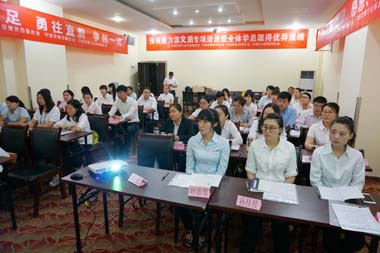 學(xué)員認(rèn)真聽(tīng)講 學(xué)員認(rèn)真聽(tīng)講