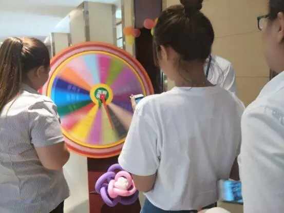 顧客參與幸運轉(zhuǎn)盤游戲 顧客參與幸運轉(zhuǎn)盤游戲