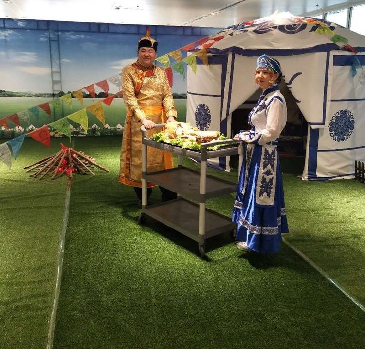 餐廳濃郁的蒙古風(fēng)情 餐廳濃郁的蒙古風(fēng)情