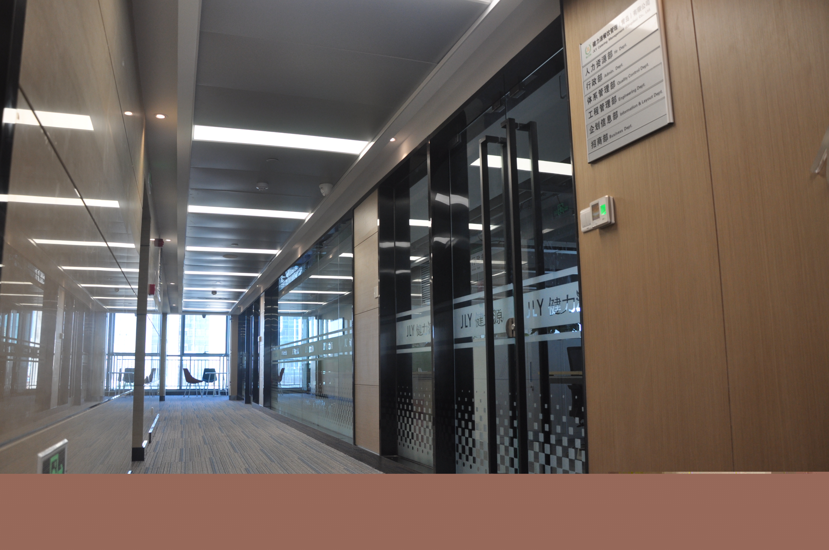 鋪著地毯的走廊