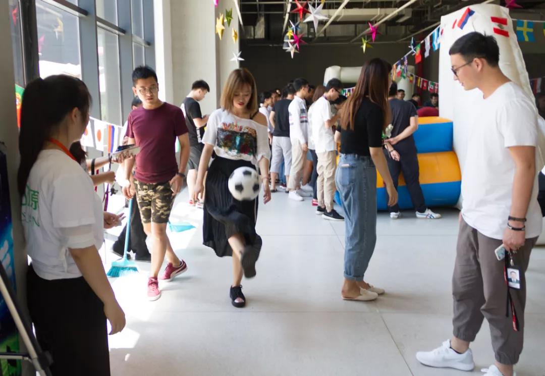 顛球游戲(也是有獎(jiǎng)勵(lì)的哦~~~) 顛球游戲(也是有獎(jiǎng)勵(lì)的哦~~~)