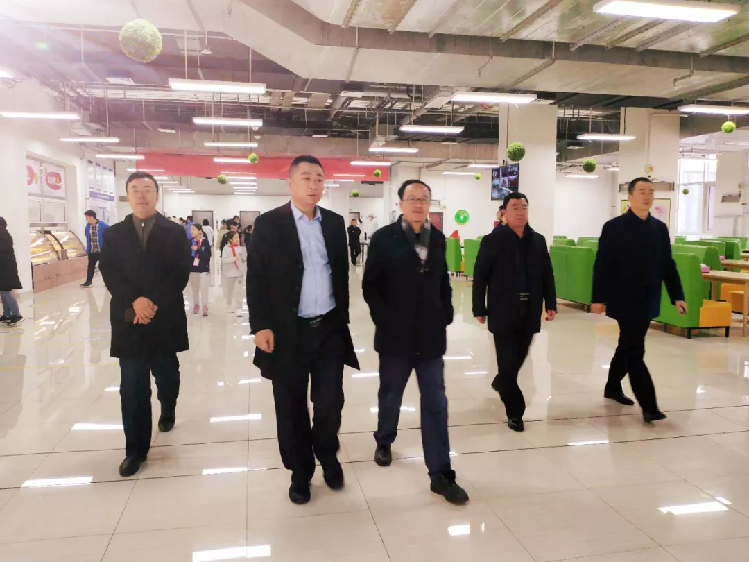 領(lǐng)導(dǎo)們蒞臨開業(yè)現(xiàn)場(chǎng) 領(lǐng)導(dǎo)們蒞臨開業(yè)現(xiàn)場(chǎng)