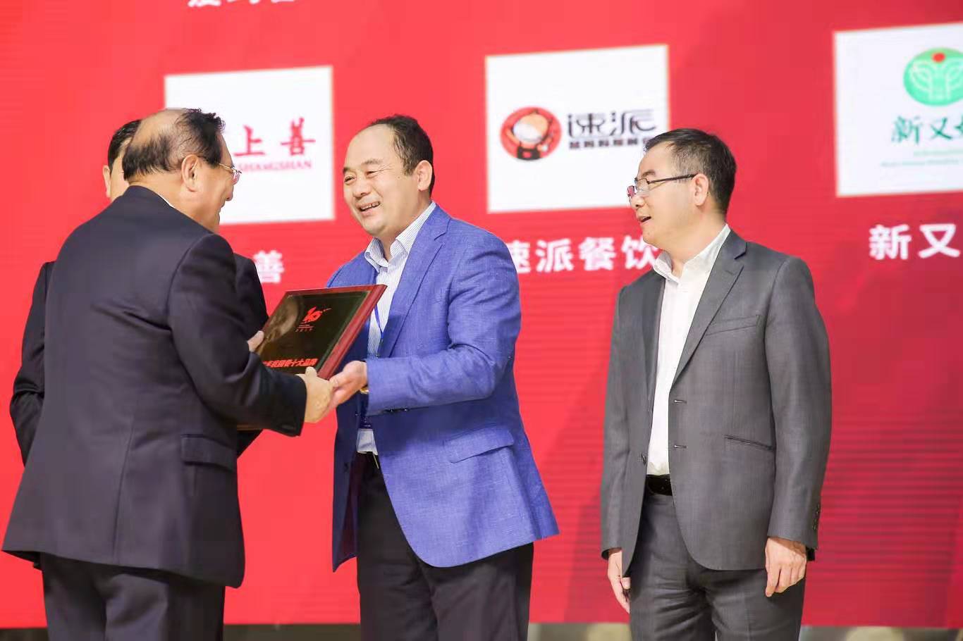 2019年度團餐十大品牌薦世新董事長領(lǐng)獎